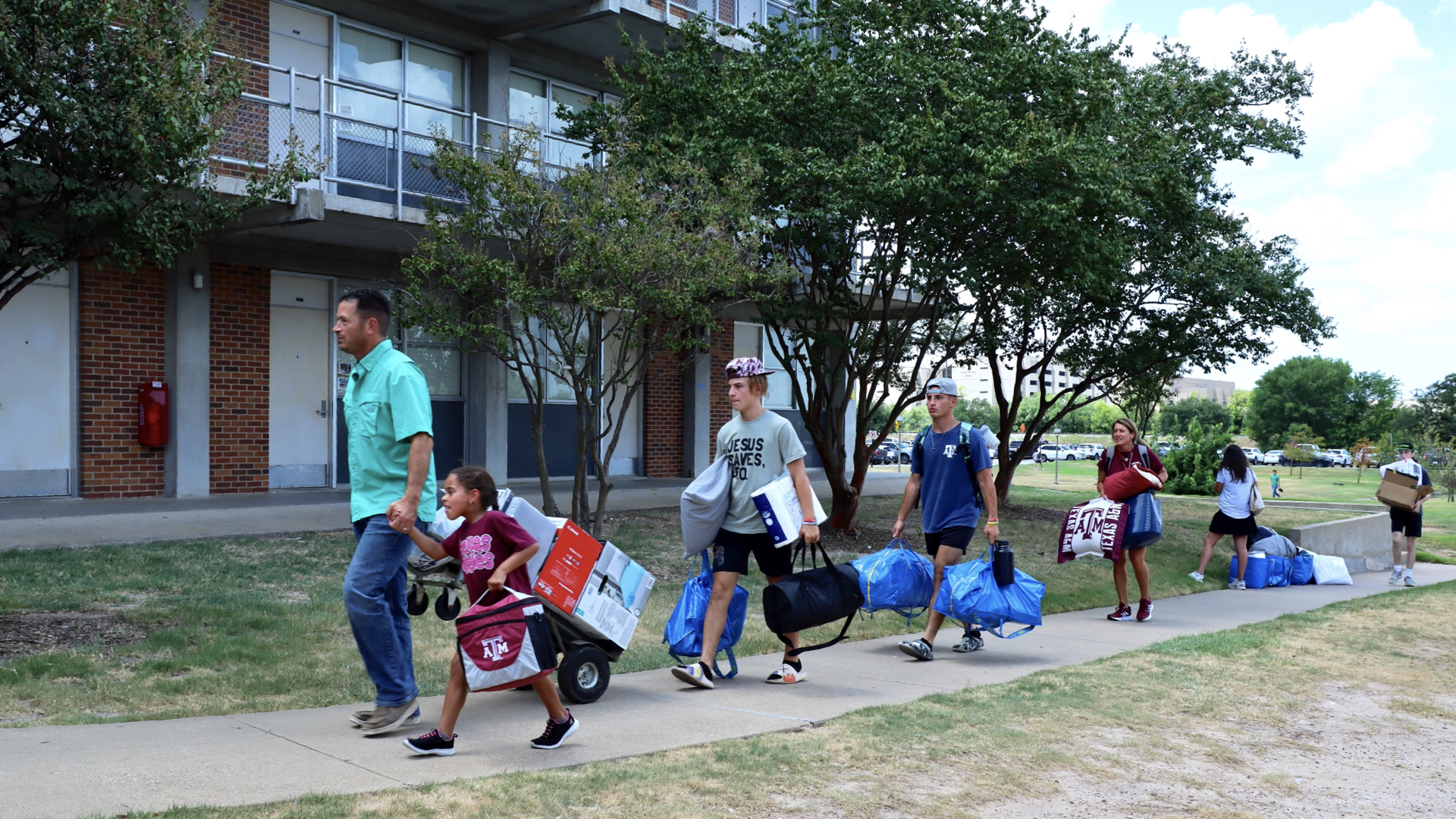 Family helping new student move into their new residence hall.